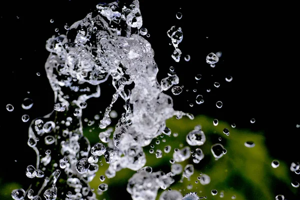 Spruzzi di gocce d'acqua, mosca d'acqua levitare nell'aria — Foto Stock