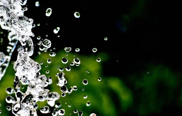 Wassertropfen plätschern, Wasserfliege schwebt in der Luft — Stockfoto