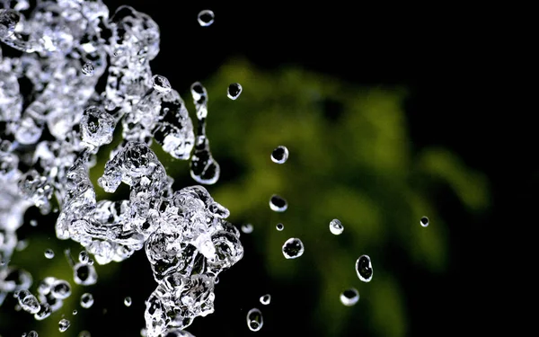 Salpicadura de gotas de agua, levitar la mosca del agua en el aire —  Fotos de Stock