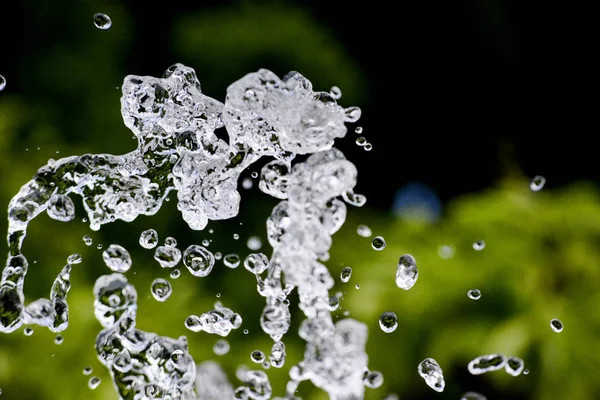 水滴飞溅,水飞在空中悬浮 — 图库照片