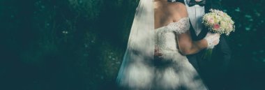 tanınmayan gelin ve damat açık resimde