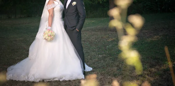 Неузнаваемые невеста и жених изображены на открытом воздухе — стоковое фото