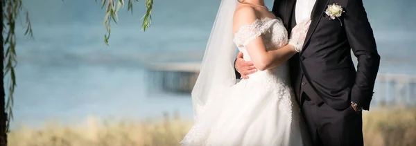 Felismerhetetlenné menyasszony és a vőlegény képen látható kültéri — Stock Fotó