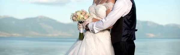 Неузнаваемые невеста и жених изображены на открытом воздухе — стоковое фото