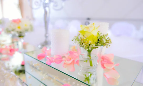 Elegante tafel setting voor bruid en bruidegom bruiloft thema — Stockfoto