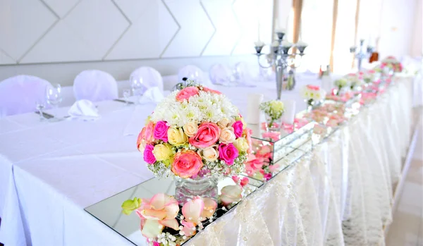 Elegante tafel setting voor bruid en bruidegom bruiloft thema — Stockfoto
