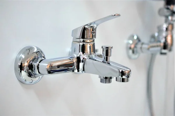 Vattenkran, badrum kran och Köksblandare. Förkromad metall. grunda DOF. Avbildad i en butik — Stockfoto