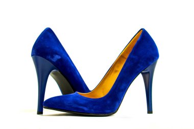 Beyaz arka planda şık kadın ayakkabıları