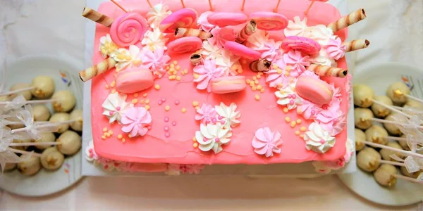 Torta di compleanno rosa con elementi decorativi — Foto Stock