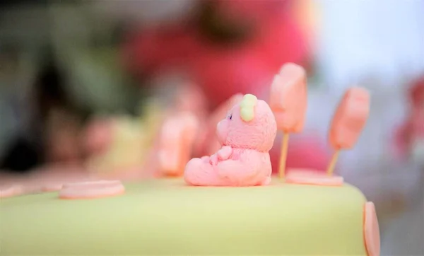 Roze verjaardagstaart met decoratieve elementen — Stockfoto