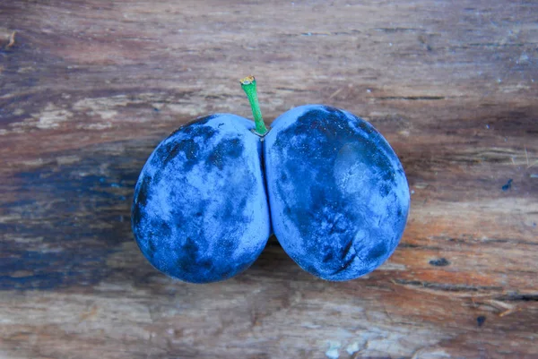 ripe blue plum image of a