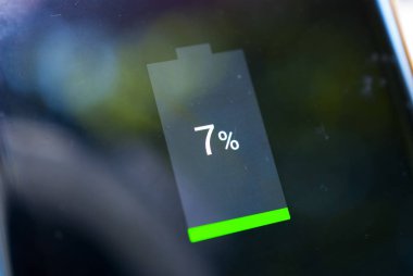 akıllı telefon ekranında pil seviyesi göstergesinde su damlası