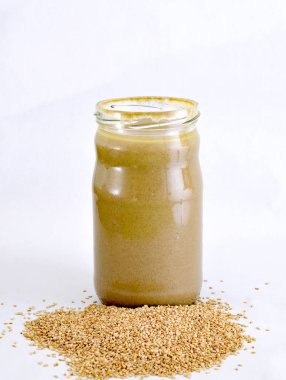 beyaz arka plan üzerinde kavanozda tahin şurubu