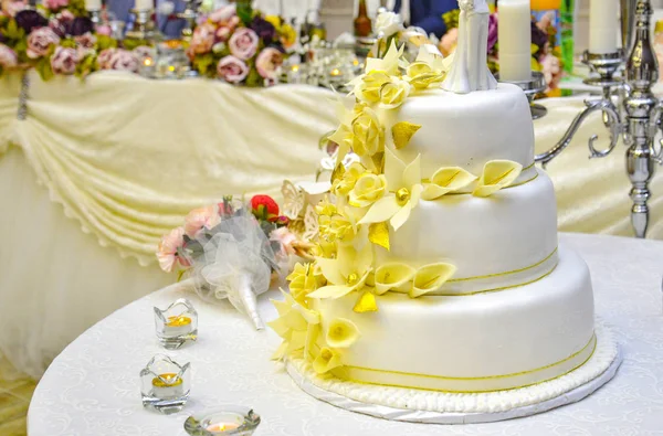 Torta Nuziale Bianca Con Fiori — Foto Stock