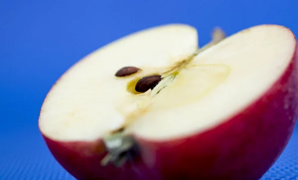 Çukur elmalı yarım olgun elma — Stok fotoğraf