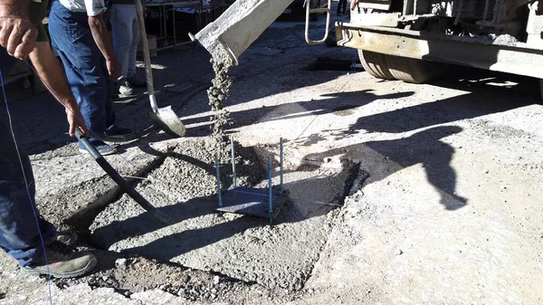 İnşaat alanına çimento dökmek — Stok fotoğraf