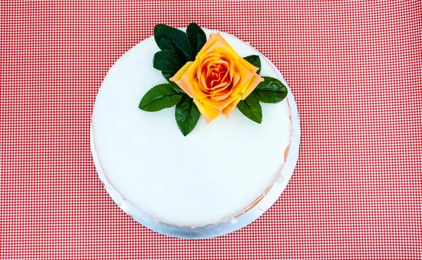 红色底色的白色蛋糕 — 图库照片