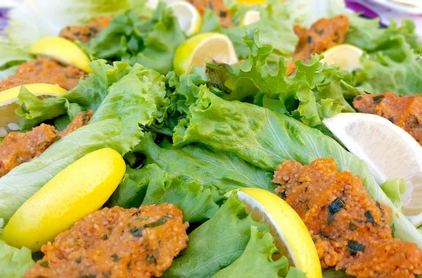 Čočkový burger, mercimek koftesi tradiční turecké vegetariánské jídlo image — Stock fotografie