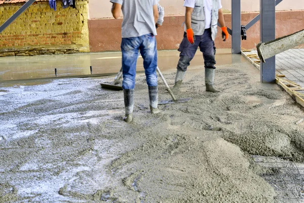 Travailleurs Nivellement Béton Nouveau Bâtiment — Photo