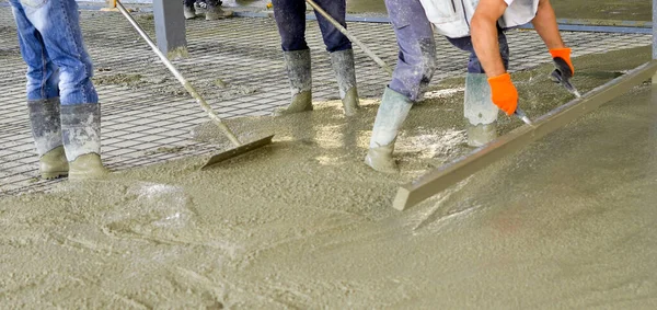 Travailleurs Nivellement Béton Nouveau Bâtiment — Photo