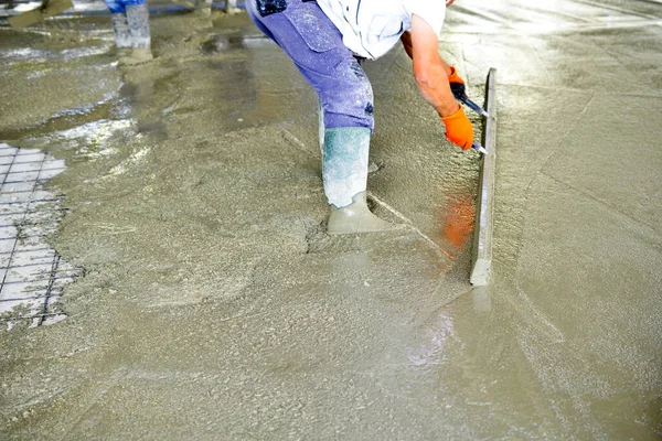 Workers Leveling Concrete New Building — Stock Photo, Image