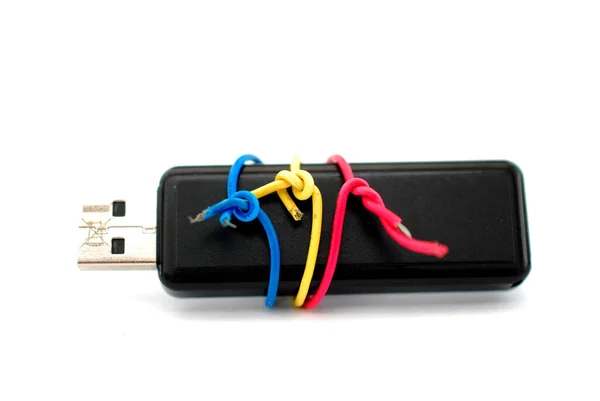 வெள்ளை பின்னணியில் வண்ணமயமான கம்பிகளால் மூடப்பட்ட USB ஃபிளாஷ் டிரைவ் அருகில் .. — ஸ்டாக் புகைப்படம்