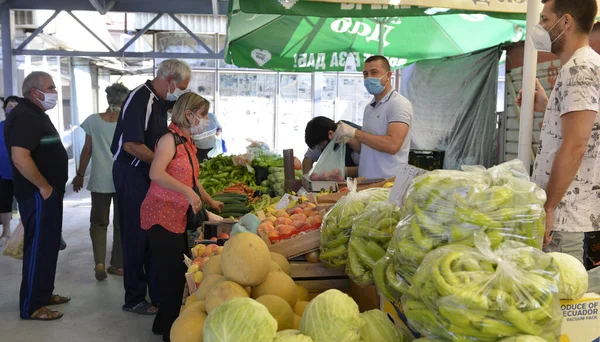 RESEN, MACEDONIA - 11 de julio de 2020: Los clientes compran frutas y verduras con máscaras en un mercado de agricultores en Resen, Macedonia — Foto de Stock