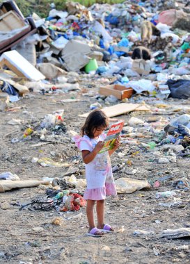 RESEN, MACEDONIA - 23 Temmuz 2020: Çöplükte kimliği belirsiz kız