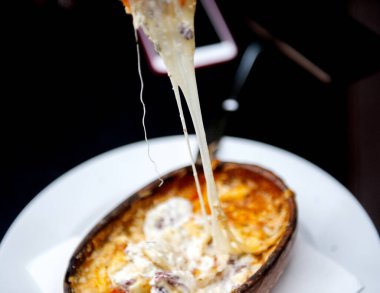 Seramik fırında pişirilmiş fırın peyniri.