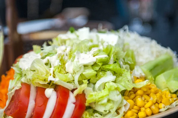 Salada Com Verduras Tomates Repolho Cebolas Imagem Milho — Fotografia de Stock