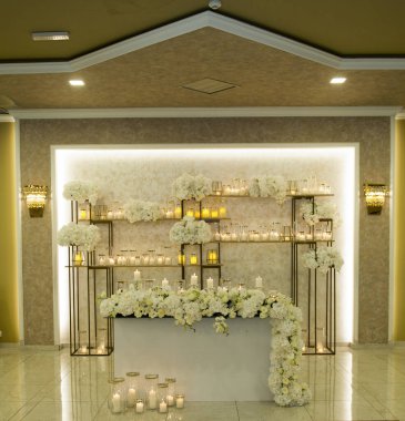 Gelin ve damat imajı için masa ayarlandı