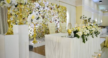 Gelin ve damat imajı için masa ayarlandı