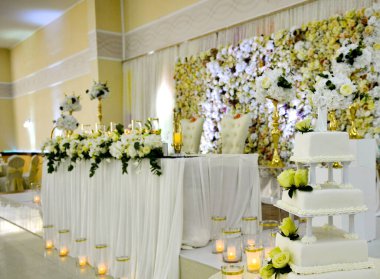 Gelin ve damat imajı için masa ayarlandı