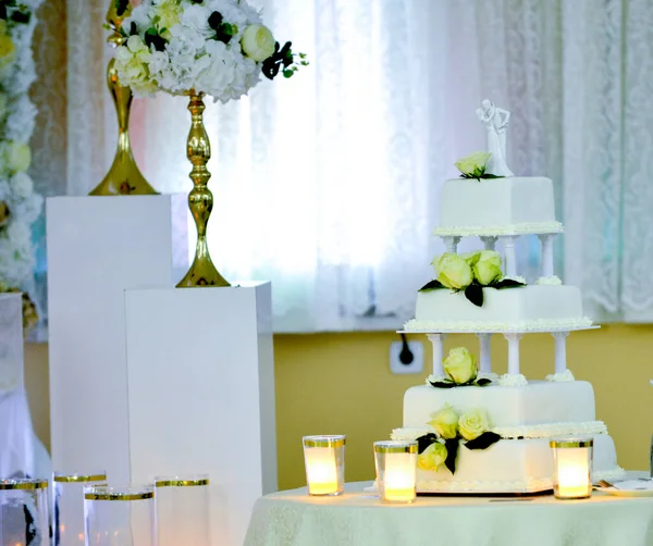 花嫁と新郎のイメージのテーブルセット — ストック写真