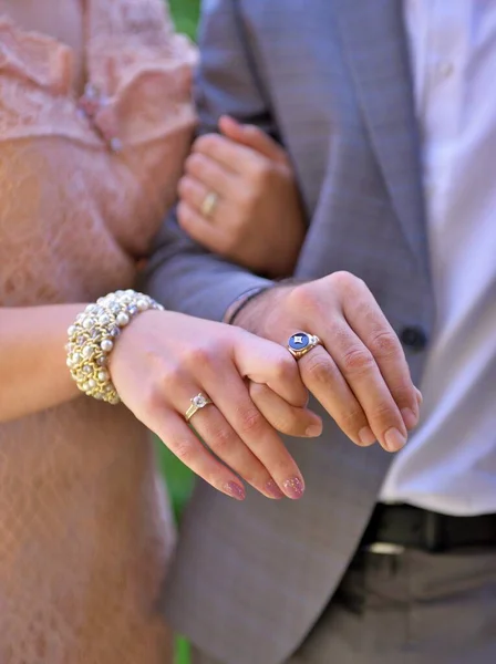 Las Manos Pareja Recién Casada Con Anillos Boda — Foto de Stock