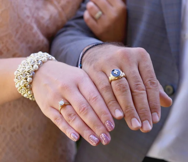 Newly Wed Couple Hands Wedding Rings — Stock Photo, Image