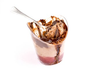 Kakaolu vanilyalı krema beyaz arka planda bir kaşık üzerinde