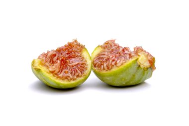 Beyaz arka planda yarım incir, makro çekim tohumlu sulu kırmızı meyve hamurunu gösteriyor..