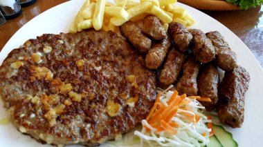 Kebap kabap önerisi geleneksel Macar yemekleri sunuyordu..