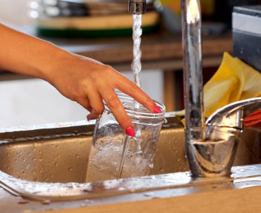 Deterjan ve su kullanarak lavaboda bardakları yıkayan el hareketlerini kapat..