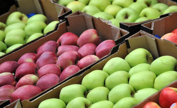 成熟苹果在农民市场上展示销售形象 免版税图库图片