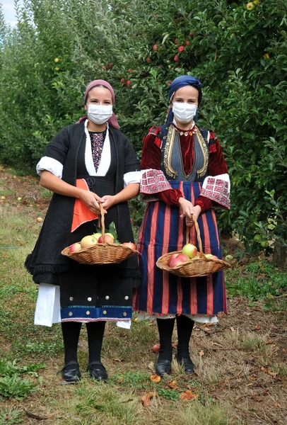 Resen Macedonia Septiembre 2020 Niñas Con Máscaras Protectoras Ropa Tradicional — Foto de Stock