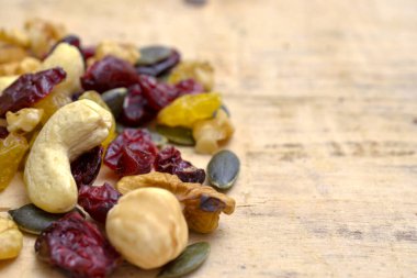 Kuru üzümlü karışık fındıklar ahşap arka planda yakın çekim