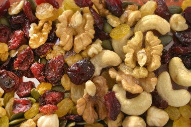 Kuru üzümlü karışık fındıklar ahşap arka planda yakın çekim