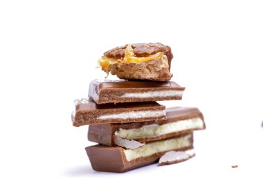 Doldurulmuş çikolata. Beyaz üzerine sığ dof