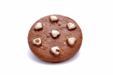 Beyaz arkaplanda izole edilmiş çikolatalı kurabiyeler