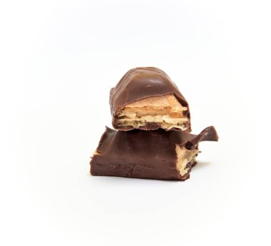 Beyaz arka planda çikolatalı tatlı yiyecek görüntüsü.