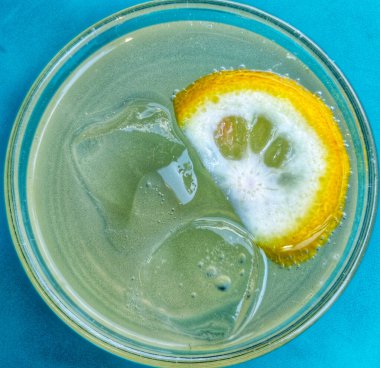 Meyve suyunda buz ve limon..