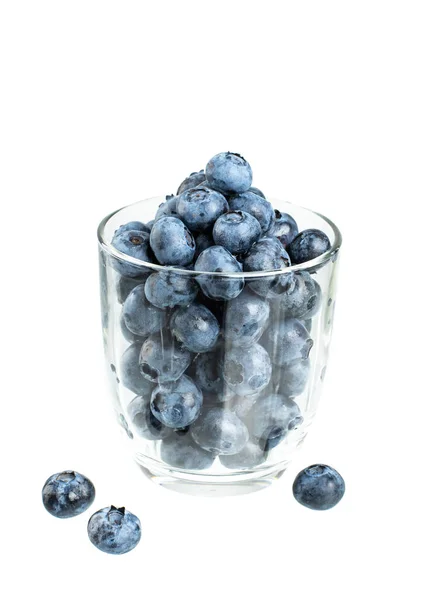 Parçalanmış bardakta taze yaban mersini.