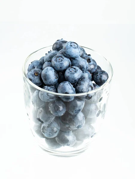 Parçalanmış bardakta taze yaban mersini.